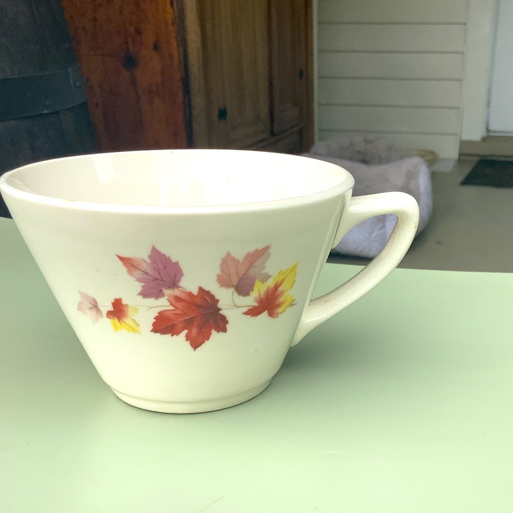 Vintage 1940s USA colored Maple leaves coffee/tea cup
